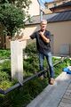 Der Fürther Künstler  André Jeschar bei der Einweihung das von Ihm geschaffene Denkmal zum Dank an die Fürther Gastarbeiter, Juli 2021