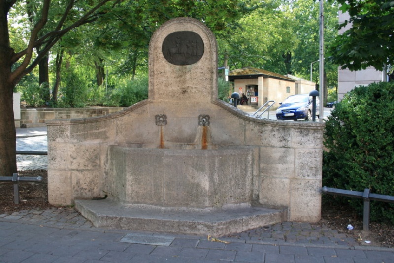 Datei:König-Ludwig-Brunnen.jpg