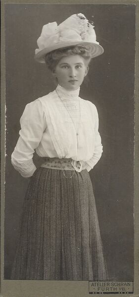 Datei:AtelierSchran Portrait Dame.jpg