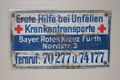 Historisches Hinweisschild des Roten Kreuzes in einem Haus in der <!--LINK'" 0:15-->, noch mit altem Straßennamen <i>Nordstraße</i>
