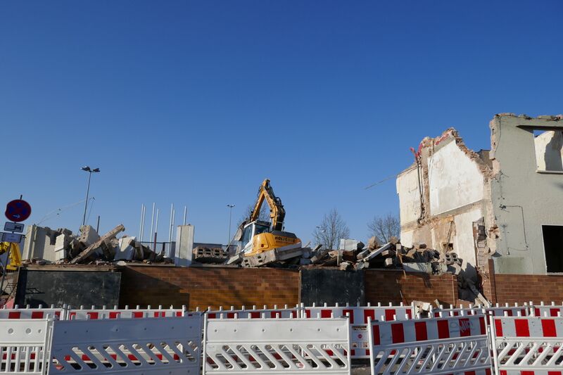 Datei:Abriss Gaststätte zur Ringbahn 3, 03.03.22.JPG