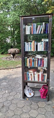 Buchtauschregal Wilhelm-Löhe-Gedächtniskirche.jpg