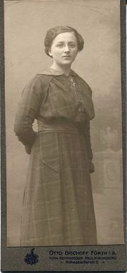 Frau mit Brille Bischoff 1.jpg