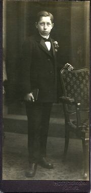 Junge mit Buch am Stuhl.jpg