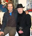 Alexander Mayer und sein ehemaliger Kunstlehrer Klaus Schmidt bei einer Ausstellung von Schmidt im City Center