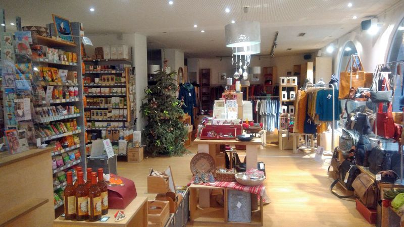 Datei:Weltladen Verkaufsraum 5.jpg