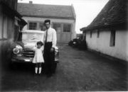 1955 L. Leurpendeur mit Anna-Luise vor Werkstatt.jpg