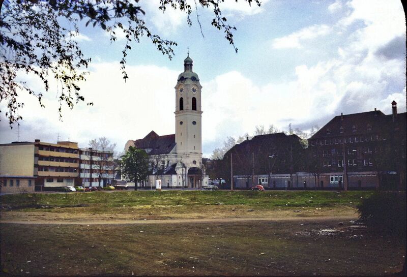 Datei:1979 Fürth Bauvereinsblock abgerissen Blick auf Heinrichskirche und Hardenberg-Gymnasium vom Stresemannplatz 1.jpg