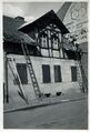 Reifen-Reichel in der Langen Straße - im Hintergrund Werbung für die ehem. Spiegelfabrik Vereinigte Bayerische Spiegel- und Tafelglaswerke (vorm. Schrenk & Co. AG), ca. 1955