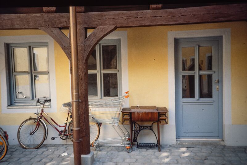 Datei:NL-FW 05 0256 KP Schaack Wasserstraße 1 Innenhof Stilleben 17.3.1990.jpg