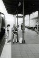 Bahnsteig am Hauptbahnhof in Fürth mit den alten historischen Säulen, Juli 1967