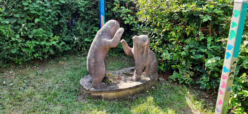 Datei:Schule Friedrich-Ebert-Str. Steinplastik Vandalismus.jpg
