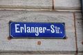 älteres Straßenschild "<a class="mw-selflink selflink">Erlanger Straße</a>" am Gebäude Nr. 95