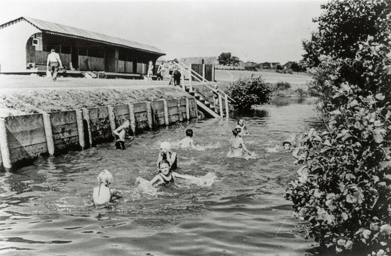 Flussbad Burgfarrnbach 1920.jpg
