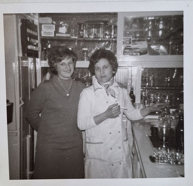 Datei:"Lotti" Wirtin "Zum Goldfrosch" 1971.jpg