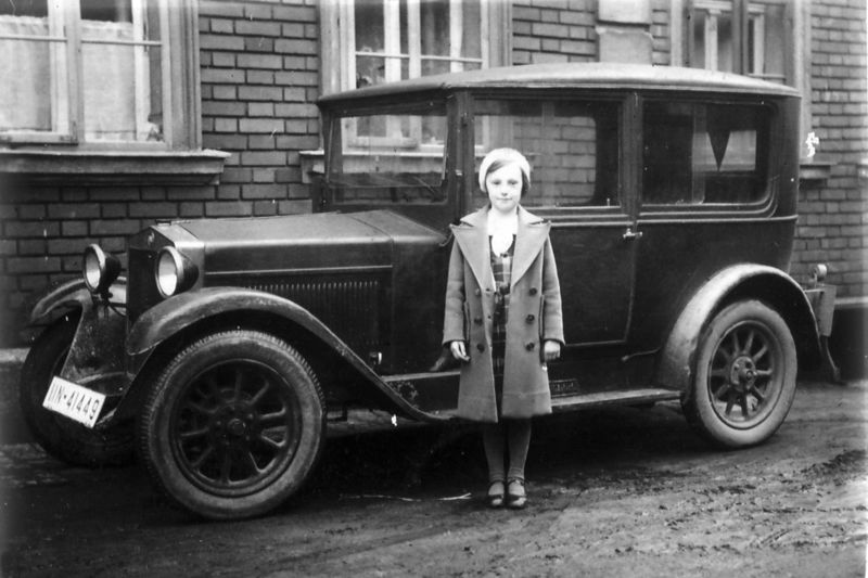 Datei:Anneliese Wagner (verheiratete Leurpendeur) mit Fiat vor Rödelhaus, 1936.jpg