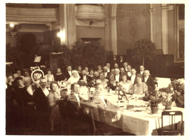 Datei:Festsaal Parkhotel Feier.jpg