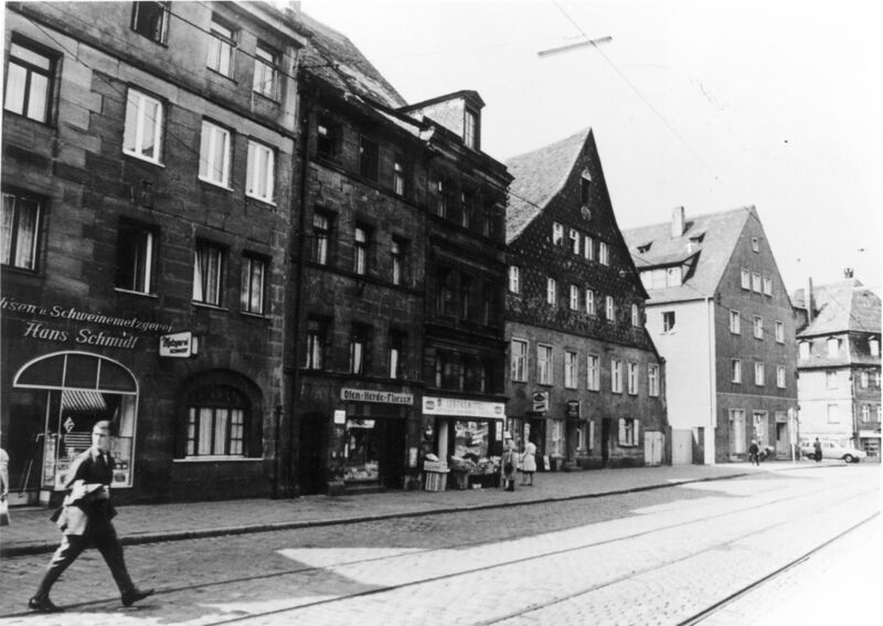 Datei:Königstraße von links 14 (Schmidt), 12 (Tienwiebel), 10 (Halbächs), 8 (Landauer), 6 (Bär) und 4 (Will), 1968.jpg