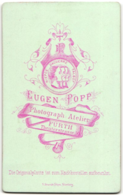 Foto Atelier Popp 1895 Rückseite.png
