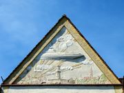 Giebelrelief Floessaustr.JPG