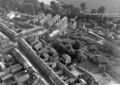 Alte Luftbildaufnahme der Pfisterstraße – links unten der ehem. Kristallpalast (großes Gebäude), oben Mitte die Kißkalt'schen Häuser und rechts der Jüdische Friedhof, ca. 1930