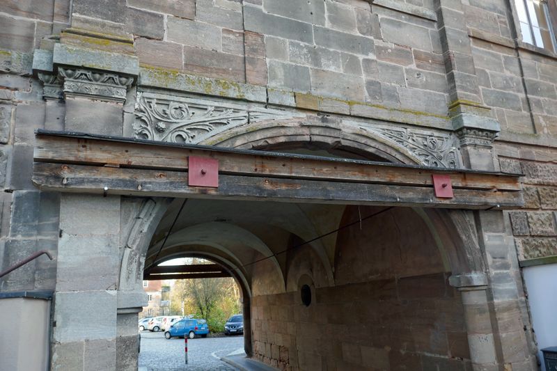 Datei:Schlosshof 23 y 11 2020.JPG