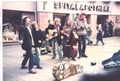 Die Band <a class="mw-selflink selflink">Asphalt Brothers Roadshow</a> 1983 in der Nürnberger Fußgängerzone, ganz rechts Klaus Niegratschka, links daneben Heinrich Filsner