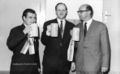 Oberbürgermeister Kurt Scherzer beim Poculator-Anstoß mit Geismannsaal-Pächter Reiner Most (links) und Geismann-Brauereidirektor Dr. Ulrich Ost (rechts), 1965