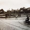 Straßenbahnwartehalle an der Fürther Freiheit, sog. "Hirschgarten" - im Hintergrund die Villen Königswarterstr. 20 u. 22 (Aufnahme 1958)