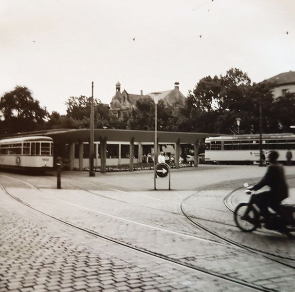 Datei:StraBa Wartehalle.jpg