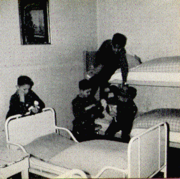 Einblick Zimmer Kinderheim.png