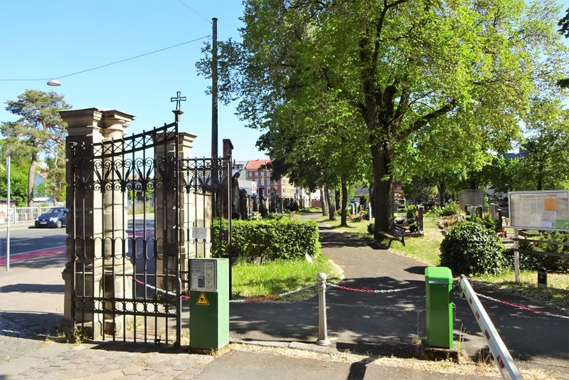 Datei:Haupteingang Hauptfriedhof 2020.jpg