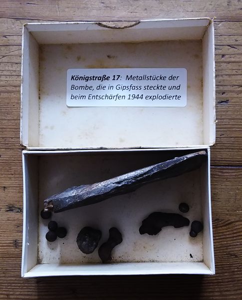 Datei:Bombensplitter Königstraße 17, 1944.jpg