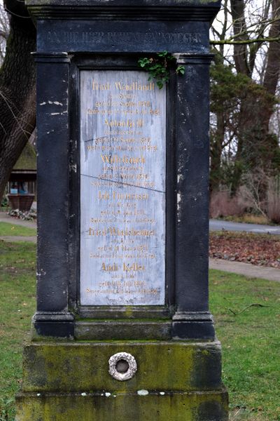 Datei:Grab-Denkmal von 1872 Innschriftplatte.jpg