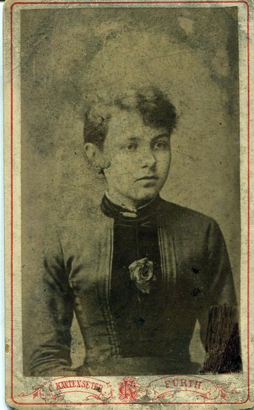 Datei:Kantenseter Frau mit Rose.jpg