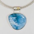 Larimar in Silber gefasst, Kette Silberdraht gewirkt <span class="smw-highlighter" data-type="8" data-state="inline" data-title="Hinweis" title="Urheber: Ulrike Hofmann-SchüllErstellungsdatum: 2019Lizenz: copyright"><span class="smwtticon note"></span><span class="smwttcontent">Urheber: <a class="mw-selflink selflink">Ulrike Hofmann-Schüll</a><br>Erstellungsdatum: <!--LINK'" 0:13--><br>Lizenz: copyright</span></span>