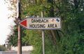 Hinweisschild auf die Dambach Housing Area, Ecke Parkstraße/Forsthausstraße <span class="smw-highlighter" data-type="8" data-state="inline" data-title="Hinweis" title="Urheber: Marco FrömterLizenz: cc-by-sa-3.0"><span class="smwtticon note"></span><span class="smwttcontent">Urheber: Marco Frömter<br>Lizenz: cc-by-sa-3.0</span></span>