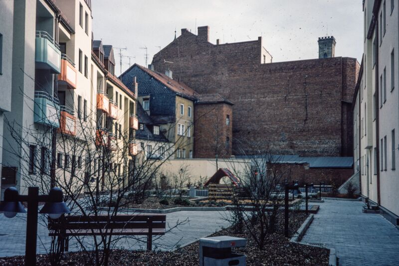 Datei:NL-FW 05 0086 KP Schaack Innenhof 25.11.1984.jpg