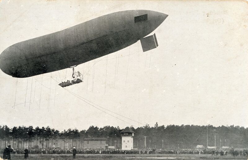 Datei:AK Flugplatz Fürth-Atzenhof Landung Parseval III ngl.jpg