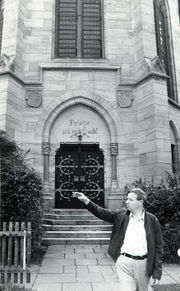 FN St Paul 17071987 Eingang mit Person.jpg