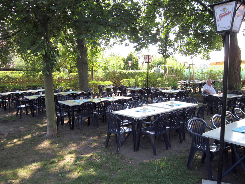 Datei:Gartenbauverein Espan Biergarten 1 .jpg
