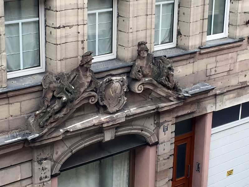 Datei:Alexanderstraße 12 Figuren.jpg