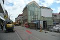 Blick von der <a class="mw-selflink selflink">Hallstraße</a> Richtung Stadttheater, rechts Eckhaus und Häuserzeile in der <!--LINK'" 0:12--> vor der <!--LINK'" 0:13--> Baumaßnahmen. Aufnahme von 2014
