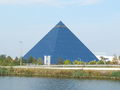 Hotel-Pyramide vom Kanal aus fotografiert
