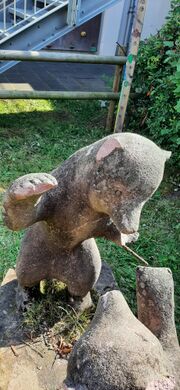 Schule Friedrich-Ebert-Str. Steinplastik Vandalismus Detail.jpg