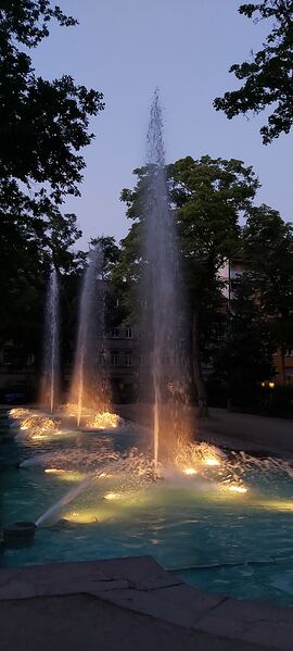 Datei:Fontänenbrunnen Adenaueranlage 1 23.07.2021.jpg