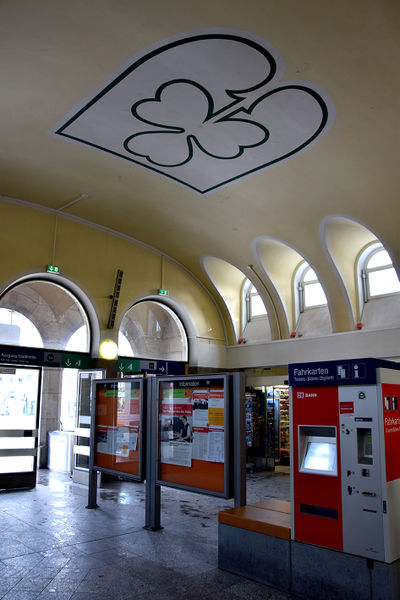 Datei:Hauptbahnhof Innenhalle Kleeblatt.jpg