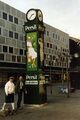 Die Persiluhr am ehem. Standort in der Fußgängerzone - im Hintergrund der Woolworth, Jan. 1989