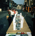 Aktion zur Verkehrsberuhigung der Gustavstraße durch den Altstadtverein St. Michael e. V., ca. Ende der 1980er Jahre. Hier ein Modell der Gustavstraße.