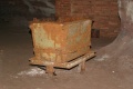 Foto aus dem Grüner Brauerei-Keller: Eine zurückgelassene Lore in einem der Stollen